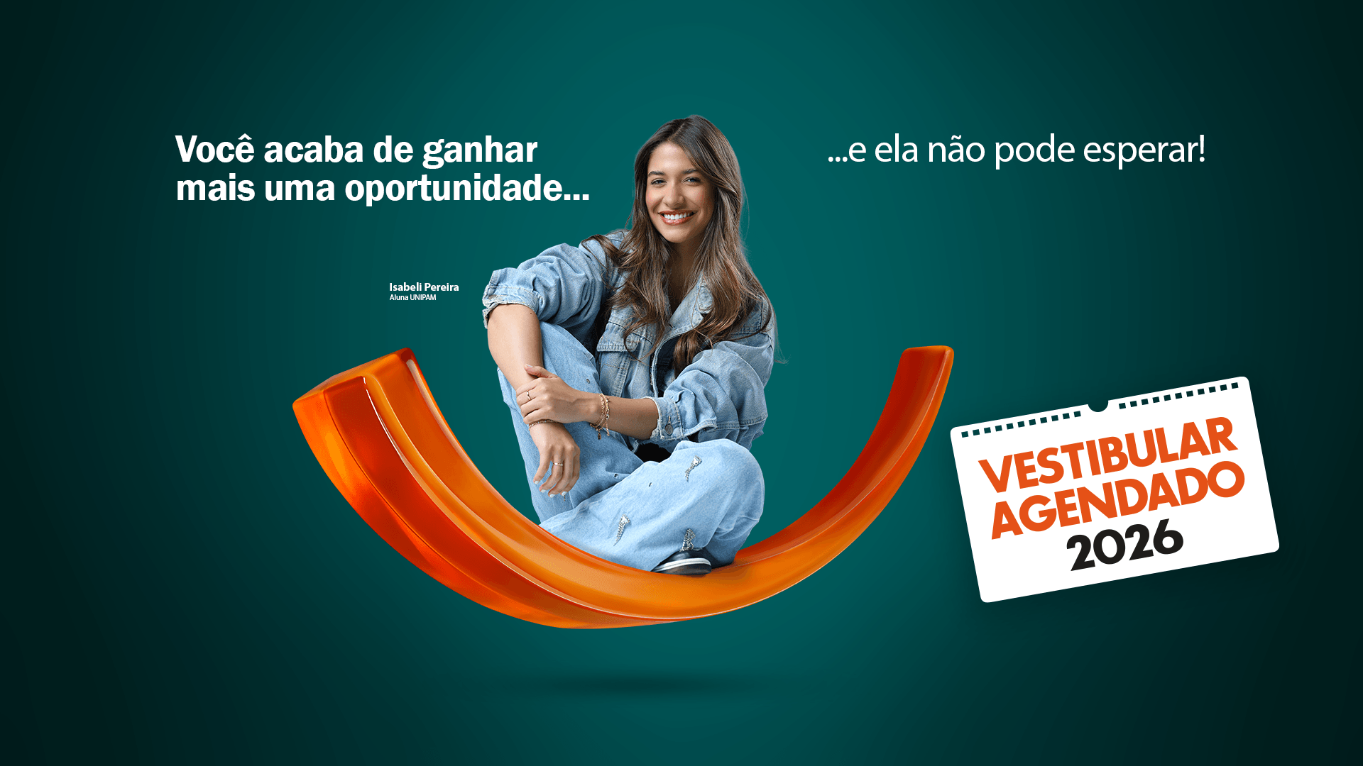 Estudante sentada sorrindo sobre um elemento gráfico laranja em forma de arco, em fundo verde. Texto na imagem diz “Você acaba de ganhar mais uma oportunidade… e ela não pode esperar!” e um cartão com “Vestibular Agendado 2026”.