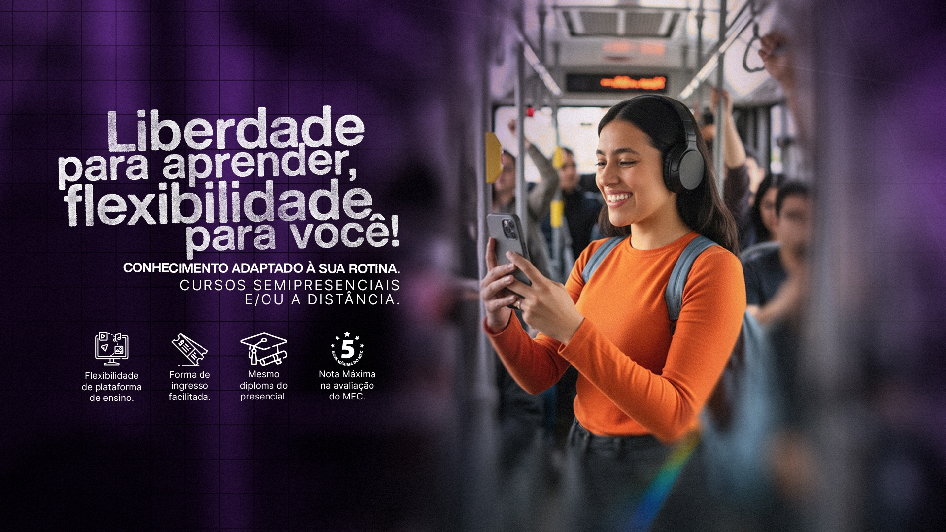 Jovem sorrindo dentro de um ônibus enquanto usa fones de ouvido e mexe no celular, representando a flexibilidade dos cursos semipresenciais e a distância. Ao lado, texto promocional destaca liberdade para aprender e benefícios como flexibilidade de plataforma, ingresso facilitado, mesmo diploma do presencial e nota máxima no MEC.