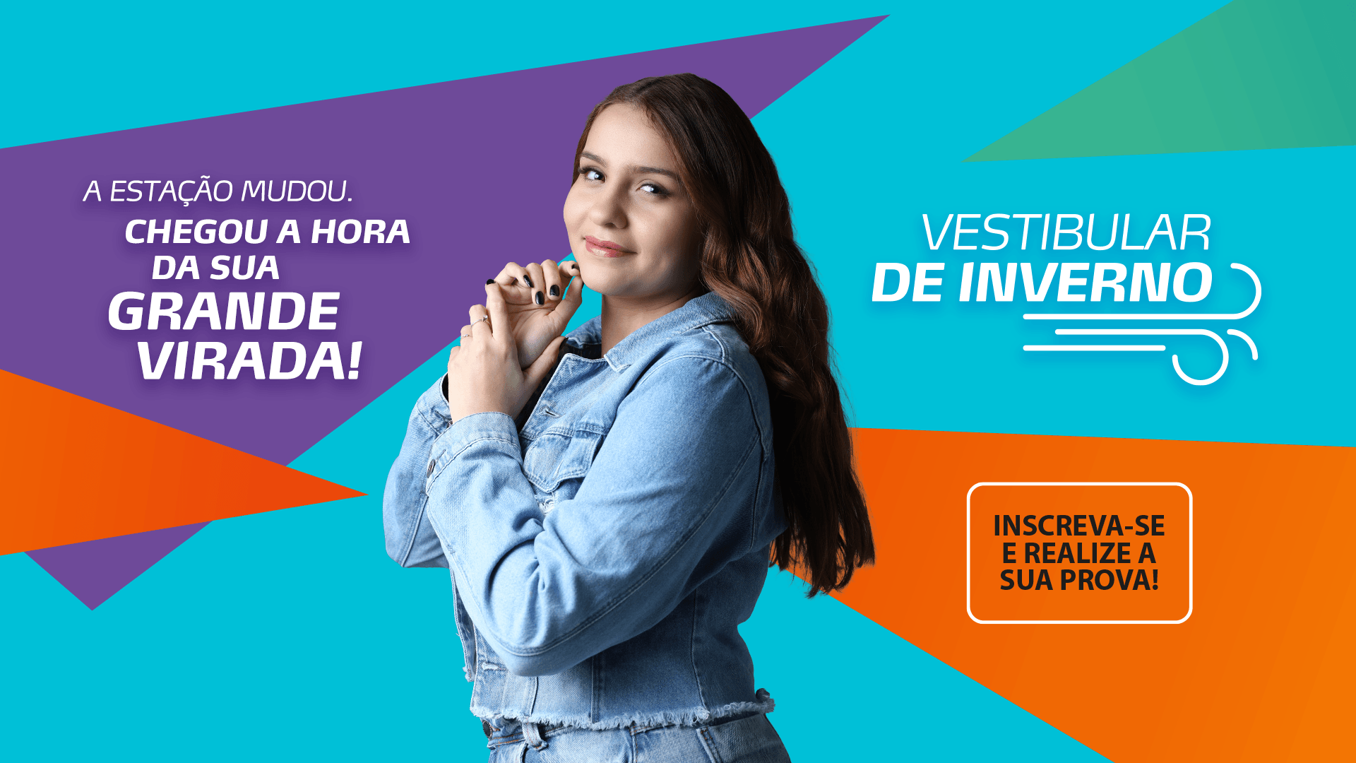 Dois estudantes sorrindo em destaque sobre um fundo urbano em tons de roxo, utilizando celulares e fones de ouvido, representando a praticidade e mobilidade do ensino digital. Ao lado, texto promocional reforça a ideia de estudar de qualquer lugar com o slogan ‘Seu futuro sem fronteiras’ e destaca graduação digital com até 50% de desconto.