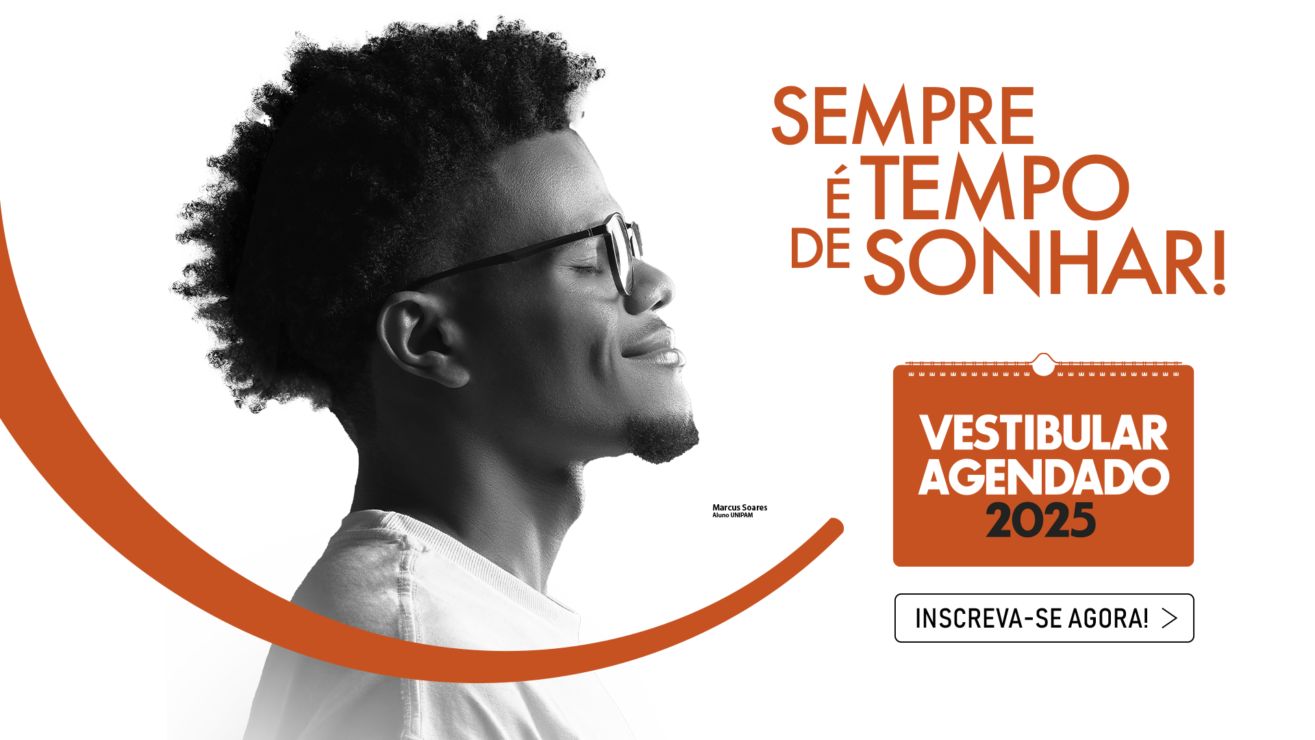 Imagem promocional do vestibular UNIPAM 2025, apresentando uma jovem de perfil, com cabelos cacheados longos e soltos, sorrindo com os olhos fechados contra um fundo cinza escuro. À esquerda, em texto grande nas cores laranja e branco, está a frase: 'Aproveite o caminho de cada sonho!'. À direita, em letras brancas e laranja, lê-se 'Vestibular UNIPAM 2025', com um botão de chamada para ação abaixo que diz 'Inscreva-se agora!'. Uma linha curva laranja atravessa a imagem, criando dinamismo. Próximo à jovem, há um texto menor identificando-a como 'Naryelle Ferreira, Aluna UNIPAM'.